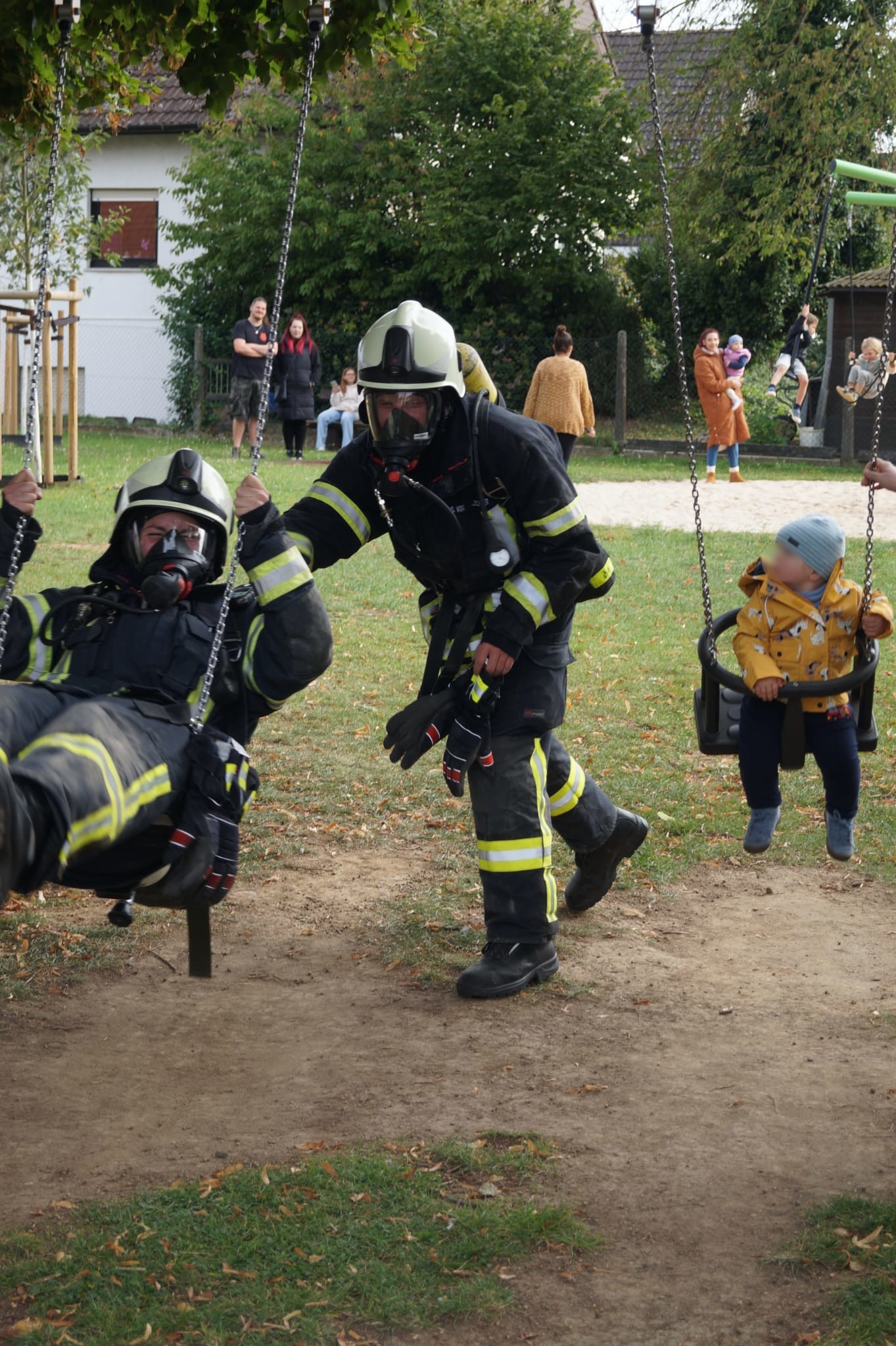 Feuerwehrleute bei einer Veranstaltung für Familien