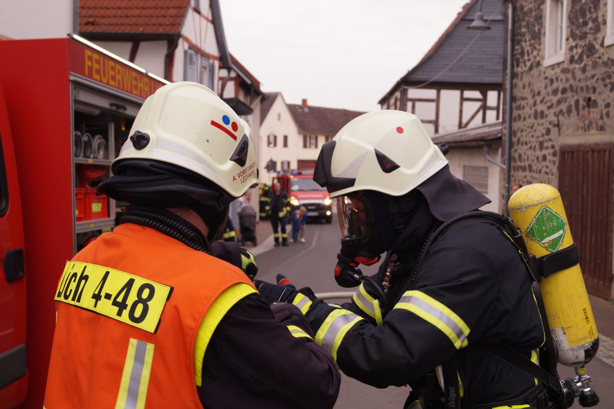 Feuerwehrangehörige der Feuerwehr Eberstadt im Einsatz